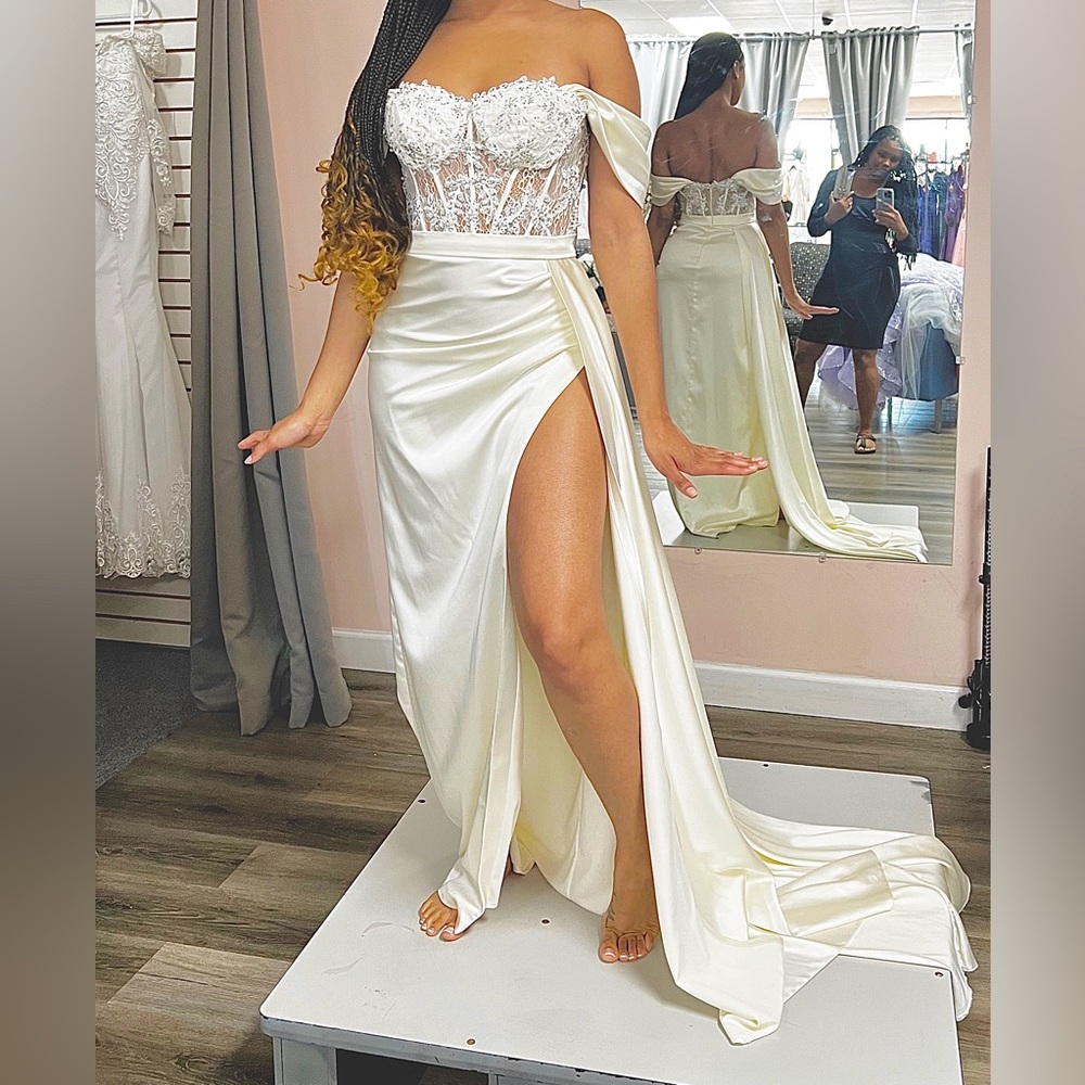 BRAND NEW Wedding Gown (size 4/6). Never worn just tried on one time.